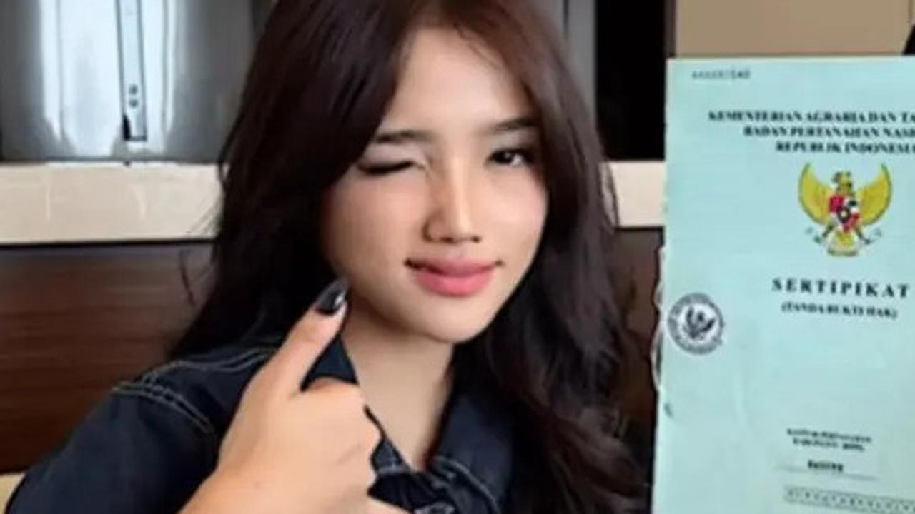Potret Fuji Pamer Sertifikat Tanah, Segera Bangun Vila di Bali