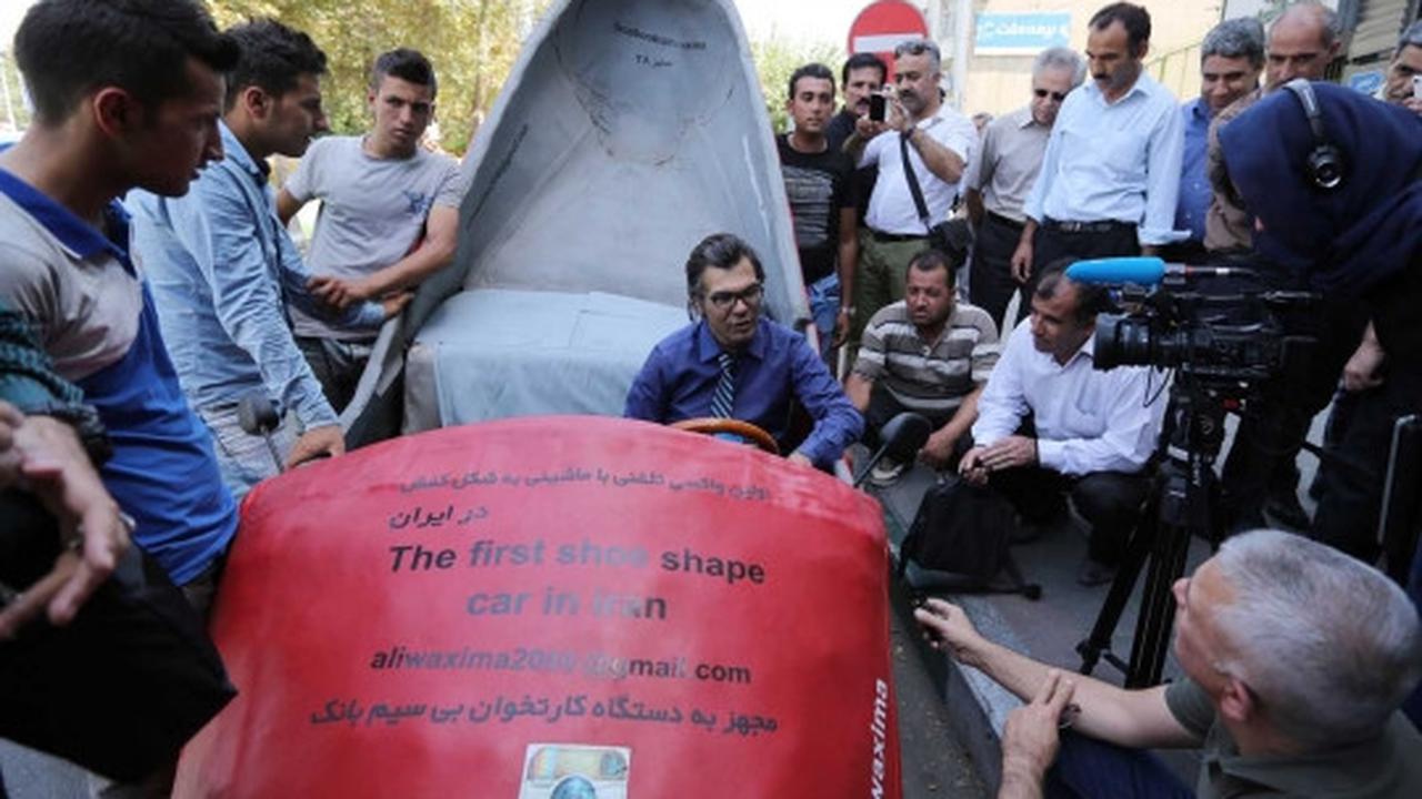 Uniknya mobil sepatu milik tukang semir jalanan di Iran