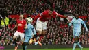 Chris Smalling mencetak gol keempat bagi Manchester United (Reuters / Jason Cairnduff)