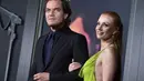 Jessica Chastain berpose bersama Michael Shannon saat tiba menghadiri pemutaran perdana film "George & Tammy," di Goya Studios di Los Angeles (21/11/2022). Riasan Jessica dilakukan secara klasik, terdiri dari eyeshadow emas berkilauan, eyeliner hitam dan maskara, bersama dengan perona pipi merah muda dan lipstik satin berwarna merah muda. (Photo by Jordan Strauss/Invision/AP)