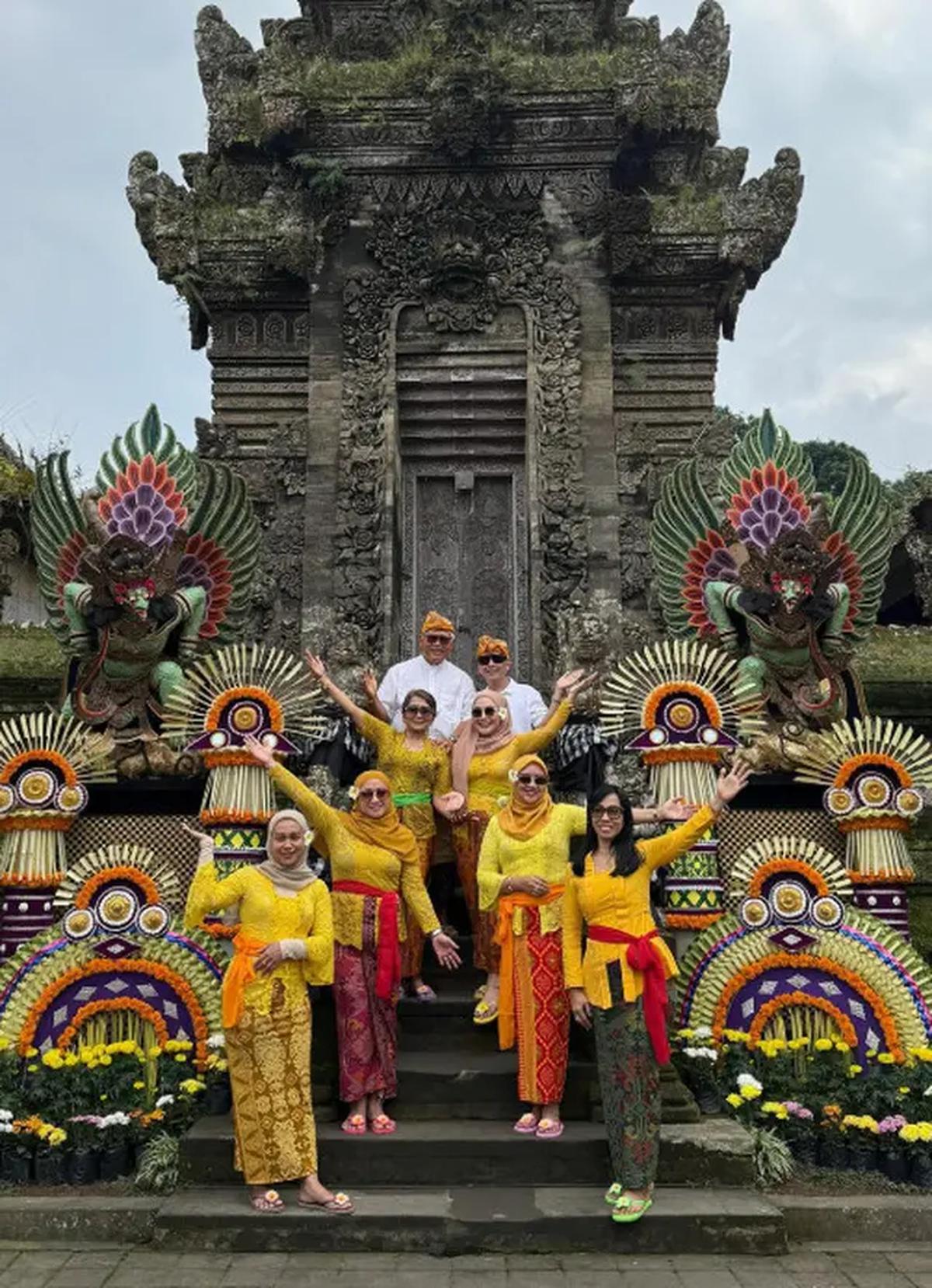 Gaya Umi Kalsum Ibunda Ayu Ting Ting saat Liburan di Bali/Instagram/@mom_ayting92_