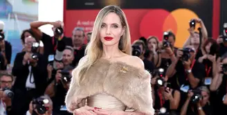 Angelina Jolie mencuri perhatian saat memasuki Palazzo del Cinema untuk pemutaran perdana global Maria karya Pablo Larrain selama gelaran Venice Film Festival 2024. [Foto: Instagram]