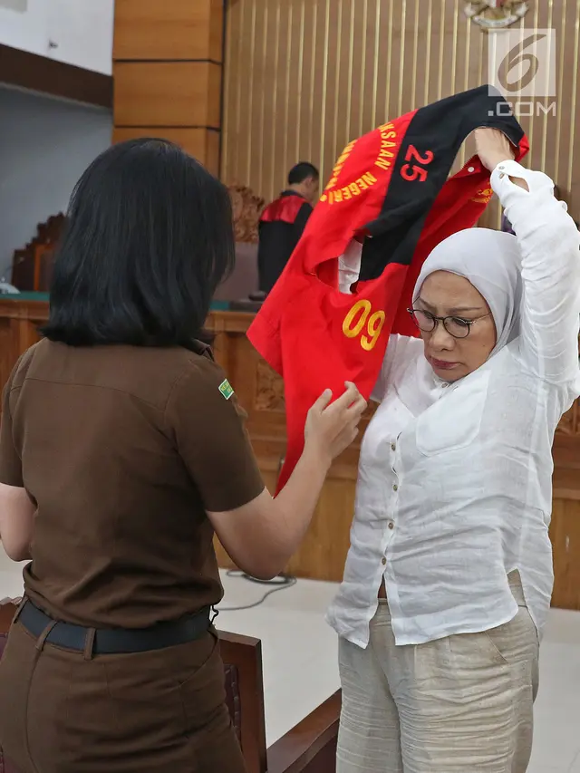 Tangis Ratna Sarumpaet Saat Bacakan Pledoi