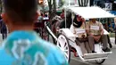 Pegawai daerah setempat menaiki andong saat mengikuti geladi resik kirab ngunduh mantu Kahiyang-Bobby di Medan, Rabu (22/11). Nantinya, personel TNI dan Polri yang akan mengikuti kirab budaya menggunakan pakaian adat. (Liputan6.com/Johan Tallo)