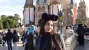 Ia mengenakan outfit serba hitam putih yang fashionable saat nikmati liburan di Disneyland [@naura.ayu]