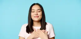 Breath hug dengan cara memeluk tubuh sambil tarik napas dalam-dalam dapat membuat pikiran dan tubuh menjadi lebih tenang. (Foto/dok: Freepik/Benzoix)