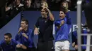 Rafael Nadal (kanan) berteriak mendukung rekannya Roger Federer melawan tim Dunia, Nick Kyrgios pada turnamen tenis Laver Cup di Praha, Republik Ceska, (24/9/2017). Tim Eropa menang 15-9 atas tim Dunia. (AP/Petr David Josek)