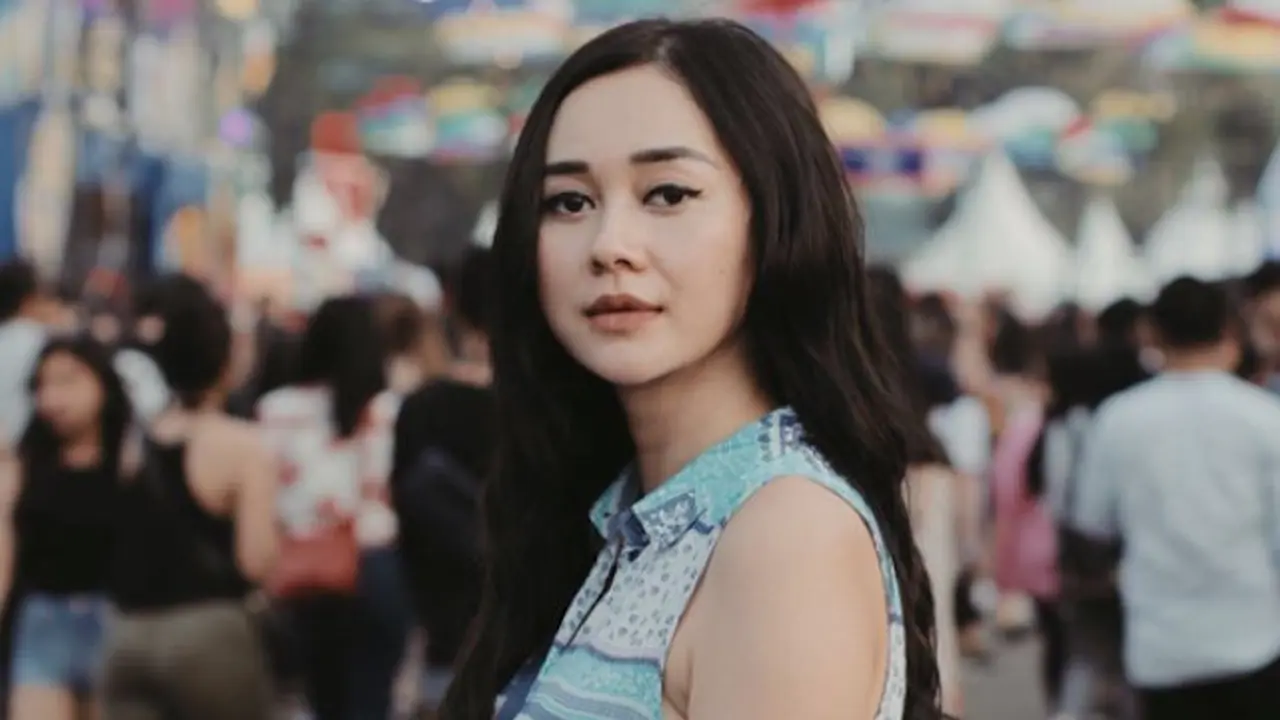 Pakai Baju Lengan Buntung, Aura Kasih Siap Berjoget