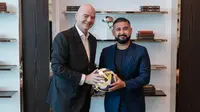 Presiden FIFA dengan pemilik Johor Darul Ta'zim (JDT), Tunku Ismail Idris. (Bola.com/Dok.Instagram&nbsp;Tunku Ismail Idris).