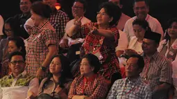 Artis senior Titiek Puspa yang duduk di antara tim sukses Jokowi tampak melakukan Salam 2 Jari (Liputan6.com/Herman Zakharia) 