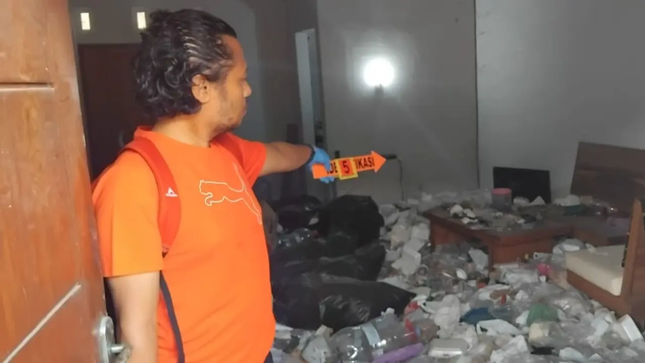 Pria ditemukan tewas membusuk di dalam rumah penuh sampah