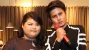 Dalam acara buka bersama dan santunan anak yatim itu, penyanyi yang pada tahun 2017 mengeluarkan lagu bergenre EDM berjudul Metropolitan itu juga berduet dengan sahabat dekatnya Esal Revano. (Bambang E. Ros/Bintang.com) 