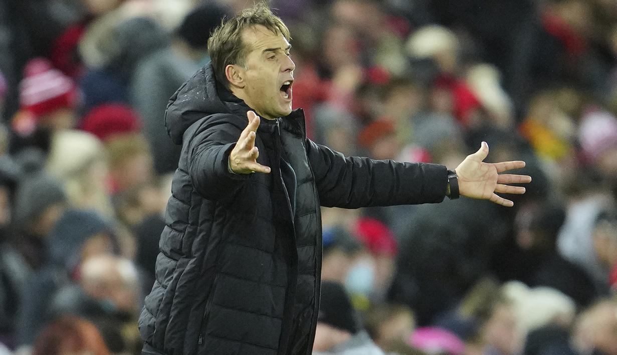 Setelah tertinggal, Wolverhampton tak menyerah mencari gol penyeimbang. Berkali-kali tekanan dilancarkan anak asuh Julen Lopetegui. (AP Photo/Jon Super)