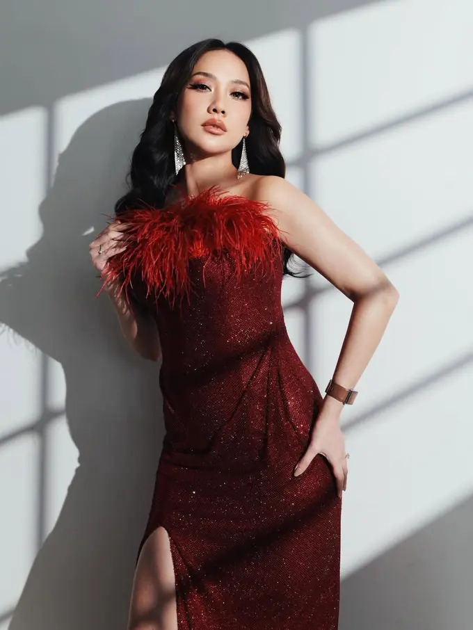 Lady in Red! BCL Tampil Glamour dalam Balutan Slit Dress Merah Elegan