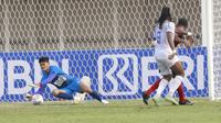 Kiper Persipura Jayapura, Fitrul Dwi Rustapa (kiri) menangkap bola saat melawan Arema FC dalam laga pekan ke-5 BRI Liga 1 2021/2022 di Stadion Madya, Jakarta, Rabu, (29/9/2021). Persipura kalah 0-1. (Bola.com/ M Iqbal Ichsan)