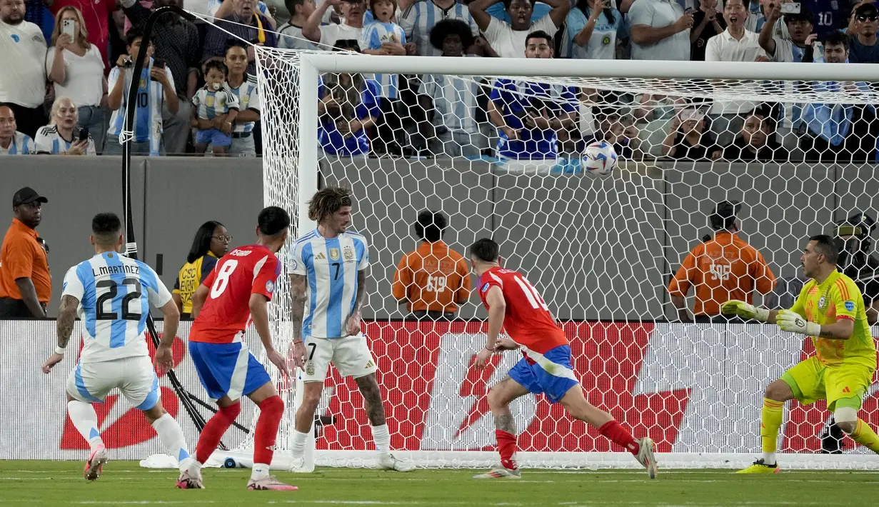 Pemain Argentina, Lautaro Martinez (kiri) mencetak gol ke gawang Chili pada laga Grup A Copa America 2024 di MetLife Stadium, East Rutherford, New Jersey, Rabu (26/06/2024) WIB. (AP Photo/Pamela Smith)