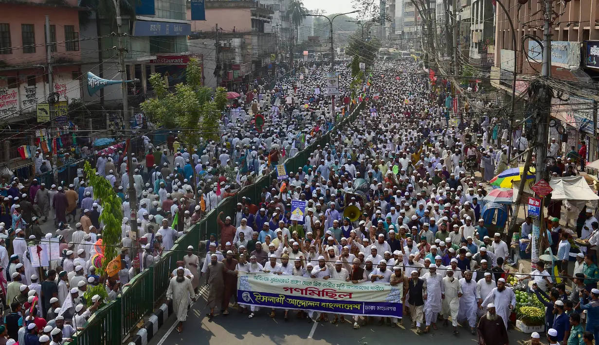 Warga Muslim Bangladesh berunjuk rasa di depan Mahkamah Agung, Dhaka, Jumat (3/3). Mereka menyerukan Patung Themis yang dipasang di Mahkamah Agung harus dihancurkan atau dihilangkan. (AFP PHOTO / Stringer)