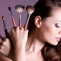 Wajah yang berjerawat biasanya sangat sensitif untuk dikenakan makeup. Untuk itu, ada tipsnya nih.