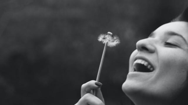 Ilustrasi bahagia, menikmati hidup, bebas