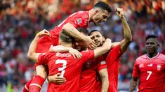Pemain Swiss Haris Seferovic (tengah) merayakan gol ke gawang Portugal bersama rekan satu timnya saat pertandingan sepak bola Grup A2 UEFA Nations League di Stadion Stade de Geneve, Jenewa, Swiss, 12 Juni 2022. Portugal kalah tipis 0-1 dari Swiss. (Jean-Christophe Bott/Keystone via AP)