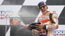 Pembalap Marc Marquez merayakan kemenangan pada balapan MotoGP di Sirkuit Sachsenring, Hohenstein-Ernstthal, Jerman, Minggu (20/6/2021). Marc Marquez mempertegas status sebagai raja Sachsenring usai memenangkan MotoGP Jerman 2021. (Jan Woitas/dpa via AP)