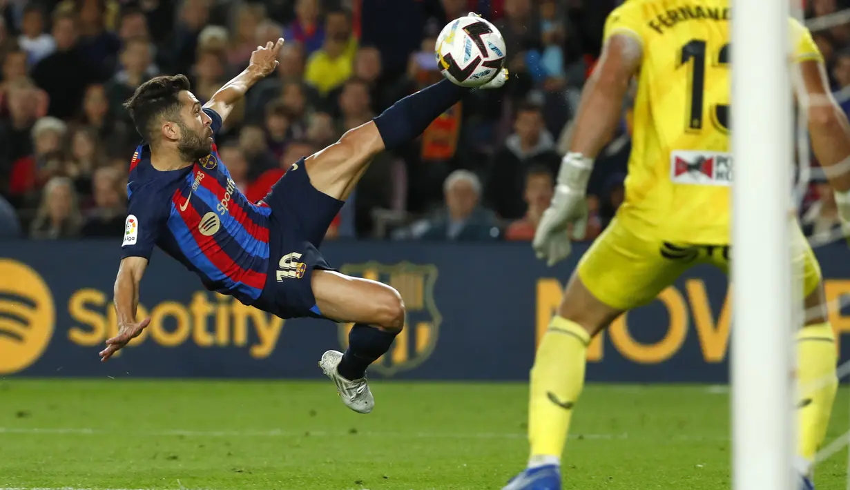 Bek Barcelona, Jordi Alba mencoba untuk mencetak gol melewati kiper Almeria Fernando selama pertandingan lanjutan La Liga Spanyol di stadion Camp Nou di Barcelona, Spanyol, Minggu (6/11/2022). Barcelona menang atas Almeria dengan skor 2-0. (AP Photo/Joan Monfort)
