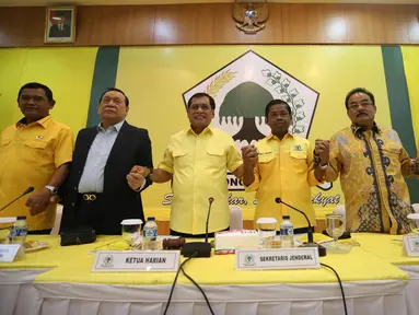 Ketua Harian Golkar, Nurdin Halid dan jajaran petinggi partai melakukan salam komando usai rapat pleno di kantor DPP Golkar, Jakarta, Selasa (21/11). Rapat pleno untuk menentukan nasib Setya Novanto di Golkar maupun di DPR RI. (Liputan6.com/Angga Yuniar)