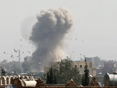Kepulan asap membumbung ke angkasa usai Jet Tempur Saudi menjatuhkan bom di Sanaa, Yaman, Rabu (31/8). Serangan tersebut ditujukan untuk melemahkan kelompok Houthi. (REUTERS / Khaled Abdullah) 