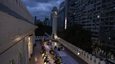 Umat berbuka puasa setelah senja hari pertama Ramadhan, di Masjid Kowloon di Hong Kong, Kamis, 23 Maret 2023. (AP Photo/Louise Delmotte)