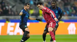 Pemain Liverpool, Curtis Jones (tengah), dibayangi pemain Inter Milan Henrikh Mkhitaryan (kiri) dan Marcus Thuram dalam laga Liga Champions di Giuseppe Meazza, Italia, Rabu, (10/12/2025). (AP Photo/Luca Bruno)