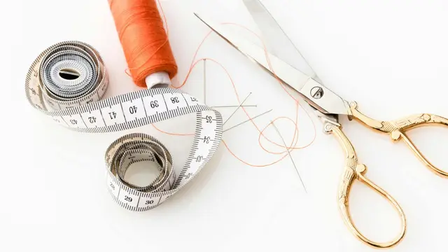 Ibu Hamil Tidak Boleh Memotong dan Menjahit Baju