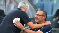 Momen pertemuan pelatih AS Roma, Jose Mourinho dan pelatih Lazio, Maurizio Sarri. (Vincenzo PINTO / AFP)