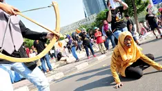 Sejumlah massa yang tergabung dalam forum harimaukita menggelar aksi teatrikal saat mengkampanyekan Global Tiger Day di Bundaran Hotel Indonesia (HI), Jakarta, Minggu (30/7). (Liputan6.com/Helmi Afandi)
