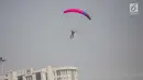 Aksi penerjun payung dalam perayaan HUT ke-73 Bhayangkara di Monas, Jakarta, Rabu (10/7/2019). Sebanyak 22 penerjun payung dari TNI dan Polri ikut menyemarakkan HUT ke-73 Bhayangkara. (Liputan6.com/Faizal Fanani)