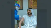 Perdana Menteri UEA Sheikh Mohammed mendapat vaksin COVID-19. Dok: Twitter @HHShkMohd