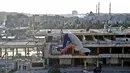 Pemuda Suriah berlatih parkour di Aleppo, Suriah utara, (7/4). Para pemuda memanfaatkan reruntuhan bangunan akibat perang menjadi tempat untuk melatih kelincahannya bermain Parkour. (AFP Photo/George Ourfalian)