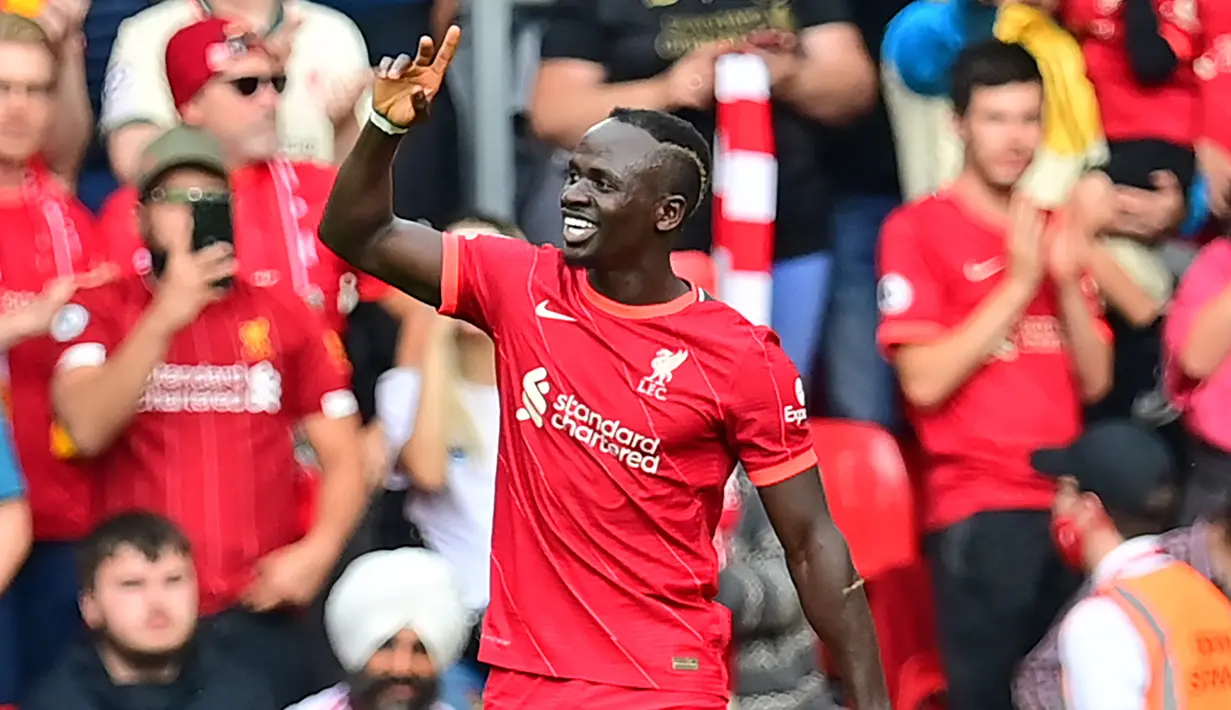 Sadio Mane. Striker berusia 29 tahun yang telah memperkuat Liverpool selama 6 musim sejak 2016/2017 ini total telah mencetak 100 gol dari 237 laga di Liga Inggris. Gol ke-100 dan yang ke-5 musim ini dicetak saat menang 5-0 atas Watford, 16 Oktober 2021. (AFP/Paul Ellis)
