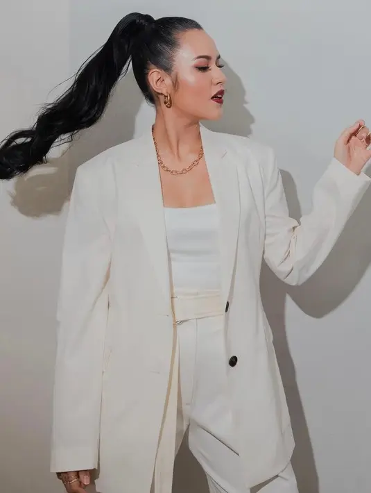 Istri Hamish Daud ini memadukan setelan blazer warna putih dengan tanktop. Penampilannya membuat netizen berdecak kagum. (Instagram/raisa6690).