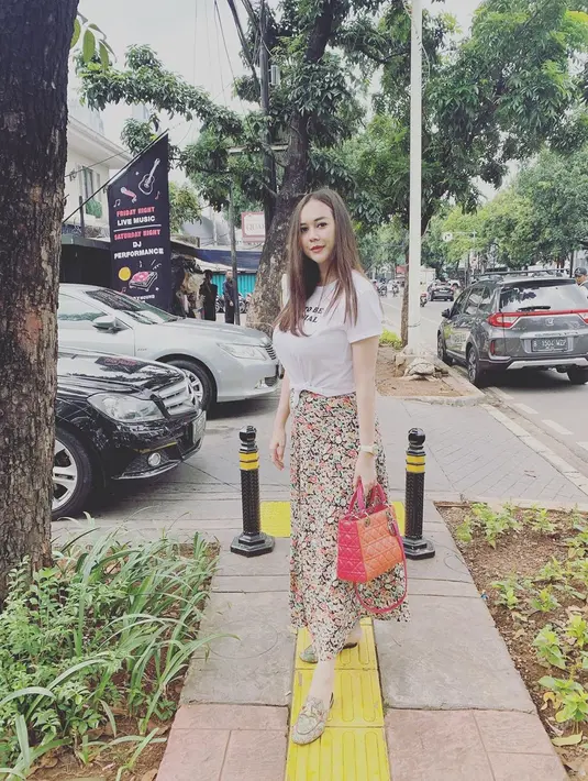 "Aku kasih contoh juga, misalnya ada beberapa teman main ke rumah, mau pegang baby aku tanpa cuci tangan dan tanpa ganti baju," kata perempuan 33 tahun itu.  (Instagram/aurakasih)