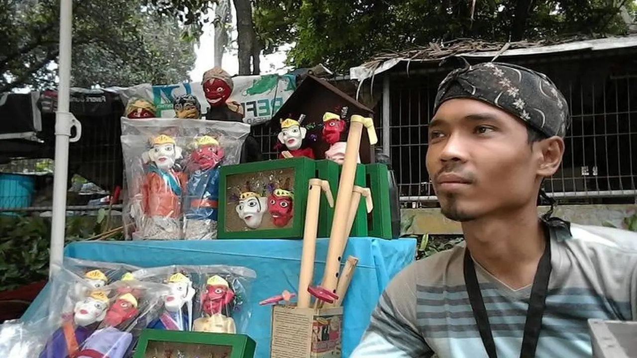 Kreatif, Pria Disabilitas dari Bogor Sulap Kertas Bekas Jadi Action Figure Bernilai Jual