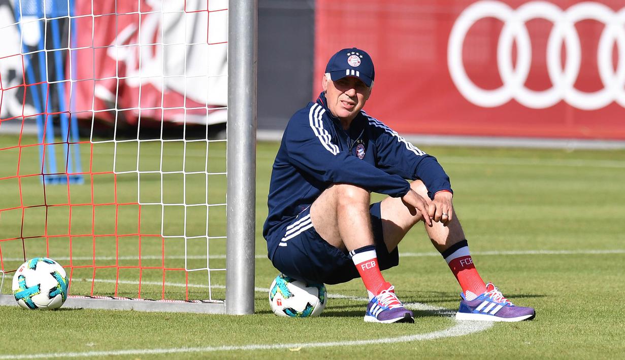 Pelatih Bayern Munchen, Carlo Ancelotti, tampak duduk santai saat memimpin latihan perdana di Munchen, Rabu (12/7/2017). (EPA/Lukas Barth)