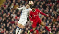 Pemain Atalanta, Teun Koopmeiners, duel udara dengan pemain Liverpool, Joe Gomez, pada leg pertama perempat final Liga Europa 2023/2024 di Anfield, Jumat (12/04/2024). (AP Photo/Jon Super)