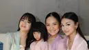 Nola, Naura Ayu, Neona Ayu, dan Nakeya Ayu tampil kompak dengan siluet kebaya Bali sutra warna pastel [@naura.ayu]
