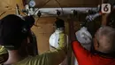 Pekerja mengisi tabung oksigen di tempat pengisian Oxygen Medical di Jalan Minang Kabau, Jakarta, Senin (28/6/2021). Permintaan pengisian oksigen di agen tabung oksigen di Jakarta alami peningkatan seiring lonjakan kasus COVID-19 yang terjadi dalam satu pekan terakhir. (Liputan6.com/Faizal Fanani)