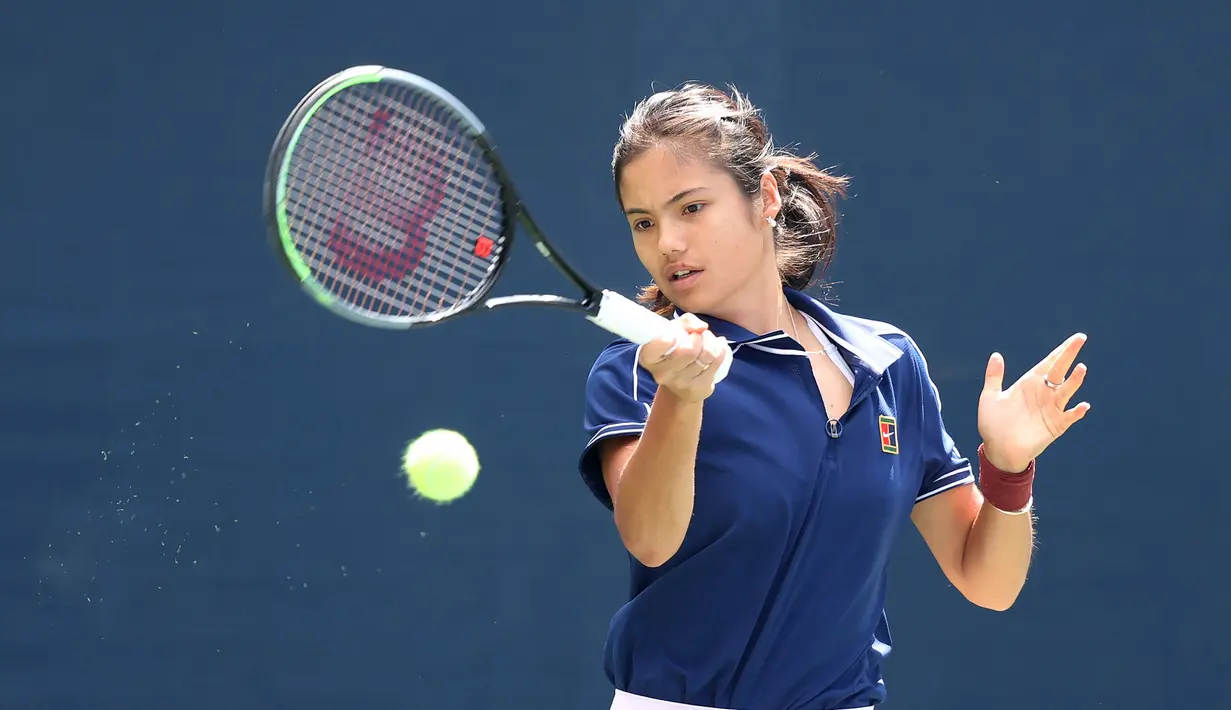Emma Raducanu dari Inggris Raya melakukan pukulan selama sesi latihan pada Hari Kedua Belas US Open 2021 di USTA Billie Jean King National Tennis Center di Kota New York (10/9/2021). (Matthew Stockman/Getty Images/AFP)