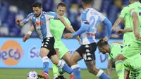 Penyerang Napoli, Dries Mertens membawa bola saat bertanding melawnan Lazio pada pertandingan  Liga Serie A Italia di Stadion San Paolo, Italia, Jumat (23/4/2021). Bagi Lazio, kekalahan ini membuat barada di peringkat ke-6 lewat raihan 58 angka. (Alessandro Garofalo/Lapresse via AP)