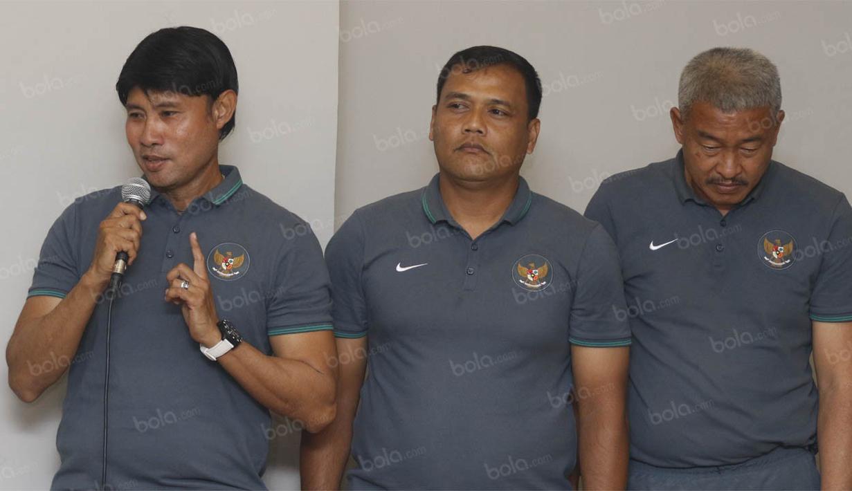 Pelatih Timnas Indonesia U-19, Eduard Tjong, memberikan pengarahan kepada anak asuhnya jelang keberangkatan menuju Vietnam. (Bola.com/Vitalis Yogi Trisna)