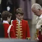 Salah satu tugasnya, adalah memegang ujung jubah kebesaran Raja Charles III. (Jamie Lorriman/Pool Photo via AP) 3