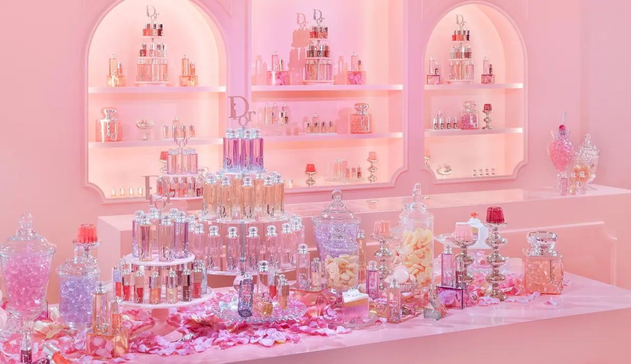 Tak kalah menarik, area olfaktori menghadirkan eksplorasi dunia Dior Addict Fragrances, mengajak setiap pengunjung menyelami aroma yang dirancang untuk mengekspresikan kepribadian dan suasana hati. Beberapa produk pilihan juga tersedia untuk dibeli, lengkap dengan layanan konsultasi eksklusif. [Dok/Dior Beauty].