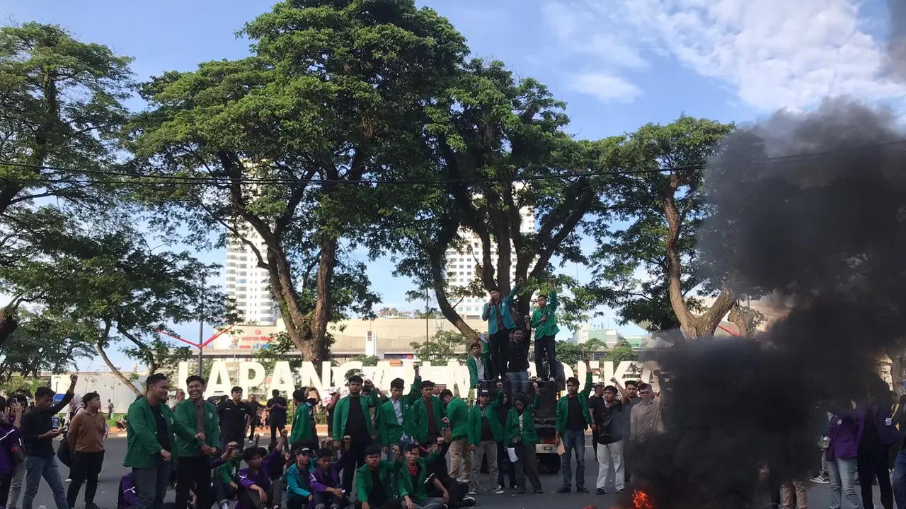 Truk TNI Nyaris Diamuk Massa Usai Nekat Terobos Barisan Demonstran Mahasiswa di Medan